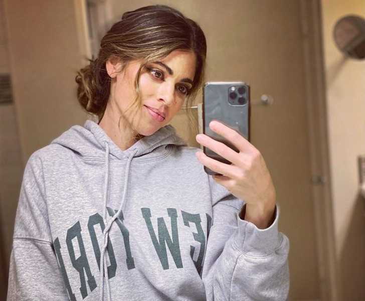 Picture of Hartley Lindsay clicking mirror selfie with her iphone